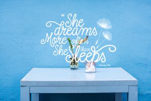 Dreamdelion hand drawn script font